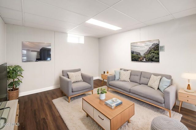 2212 Niskayuna Drive, Niskayuna, NY 12309