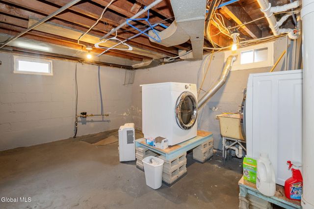 2212 Niskayuna Drive, Niskayuna, NY 12309