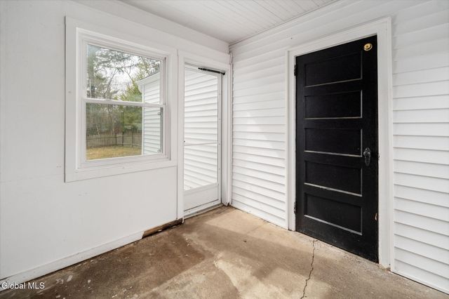 2212 Niskayuna Drive, Niskayuna, NY 12309