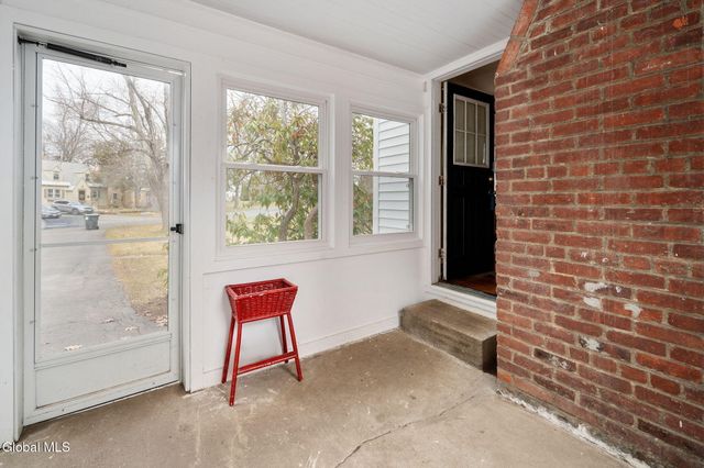 2212 Niskayuna Drive, Niskayuna, NY 12309