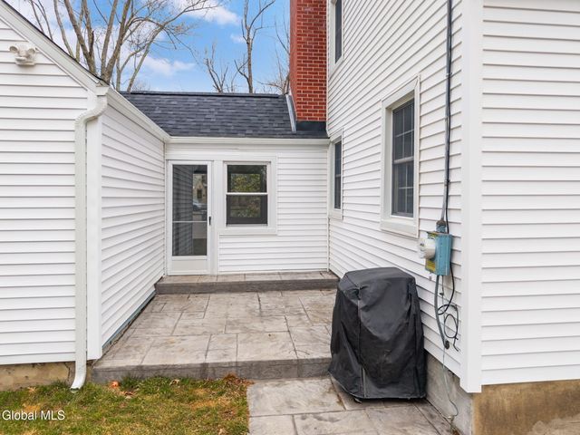 2212 Niskayuna Drive, Niskayuna, NY 12309