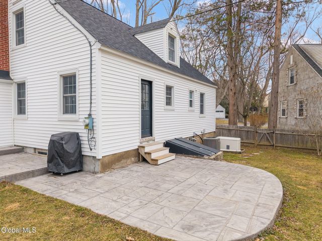 2212 Niskayuna Drive, Niskayuna, NY 12309