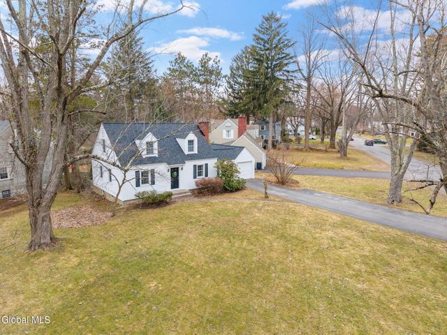 2212 Niskayuna Drive, Niskayuna, NY 12309