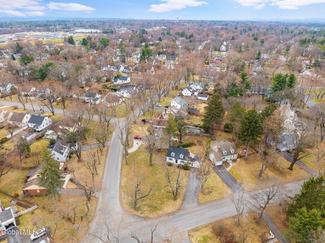 2212 Niskayuna Drive, Niskayuna, NY 12309