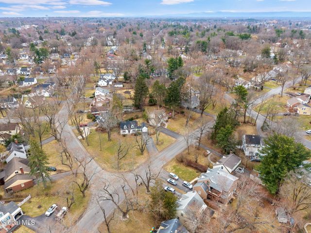 2212 Niskayuna Drive, Niskayuna, NY 12309