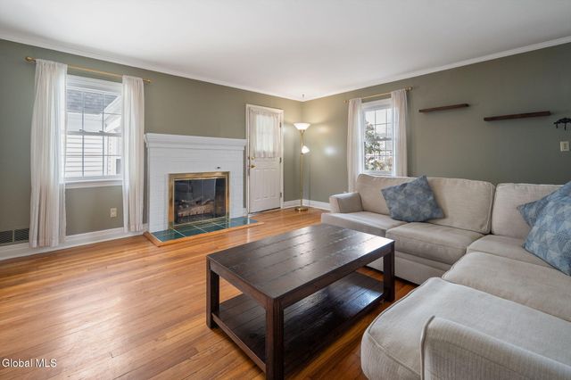 2212 Niskayuna Drive, Niskayuna, NY 12309