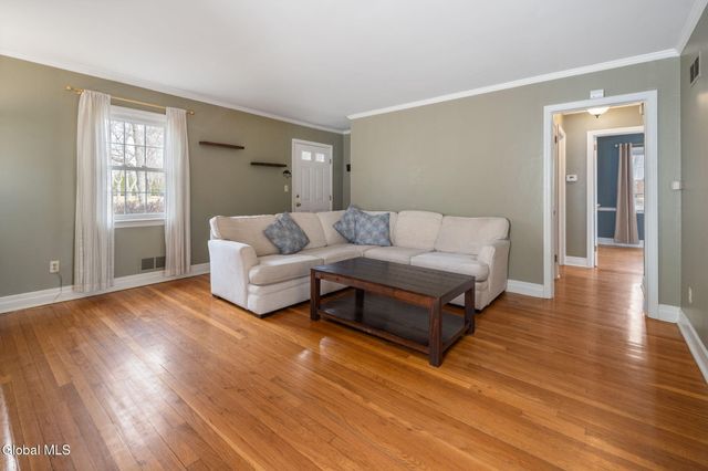 2212 Niskayuna Drive, Niskayuna, NY 12309