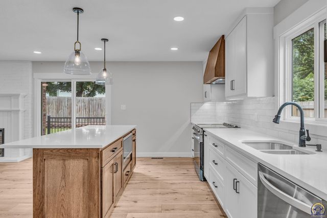 1508 SW Ward PKY, Topeka, KS 66604