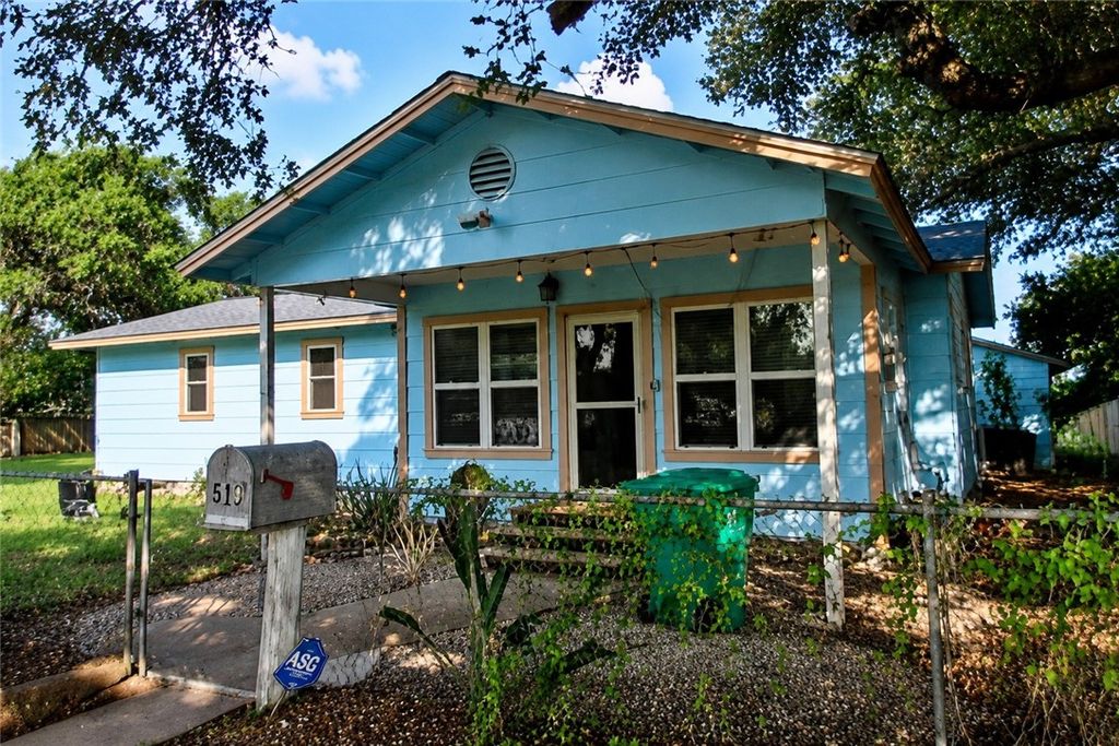 617 N Houston St, Aransas Pass, TX 78336 — exterior