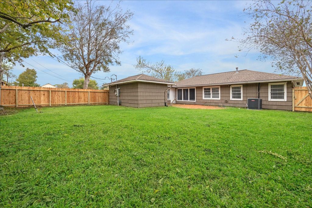 5237 Maple Street, Bellaire, TX 77401