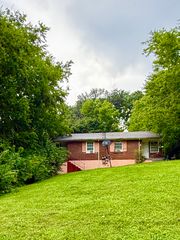 320 Foxglove Dr, Nashville, TN 37211