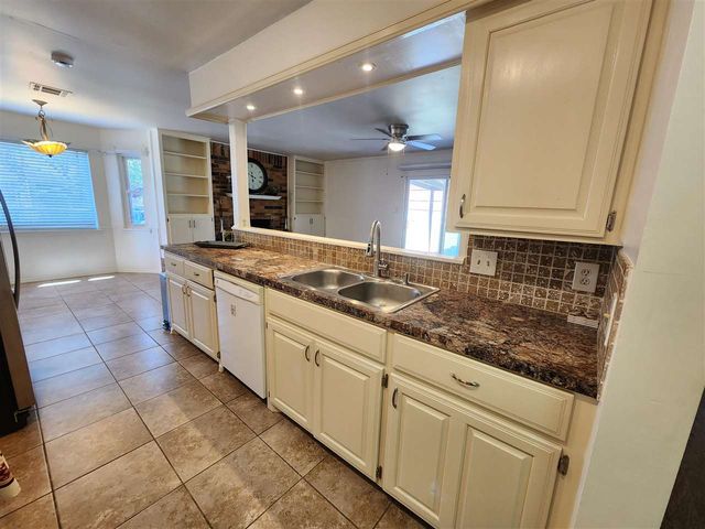 2908 NE Lakeview Cir, Lawton, OK 73507