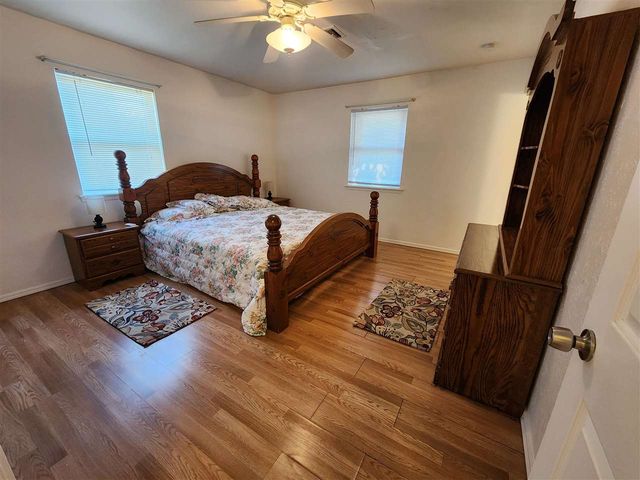 2908 NE Lakeview Cir, Lawton, OK 73507