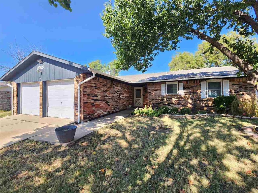 2908 NE Lakeview Cir, Lawton, OK 73507