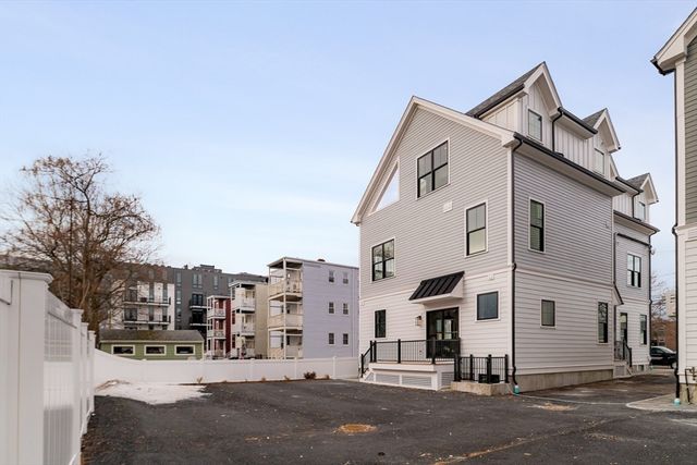 19 South Waverly St 19, Boston, MA 02135