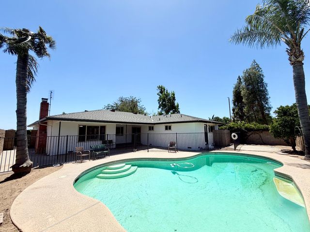 2096 E Sierra Avenue, Fresno, CA 93710