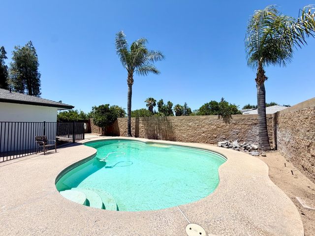 2096 E Sierra Avenue, Fresno, CA 93710