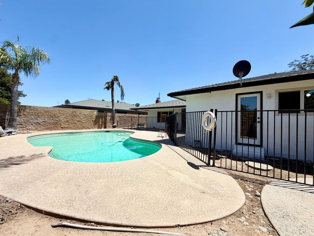2096 E Sierra Avenue, Fresno, CA 93710