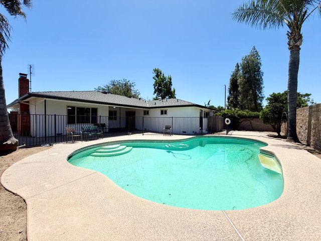 2096 E Sierra Avenue, Fresno, CA 93710