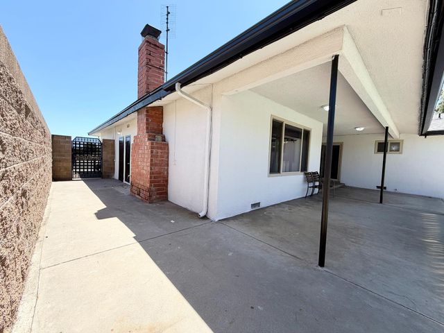 2096 E Sierra Avenue, Fresno, CA 93710