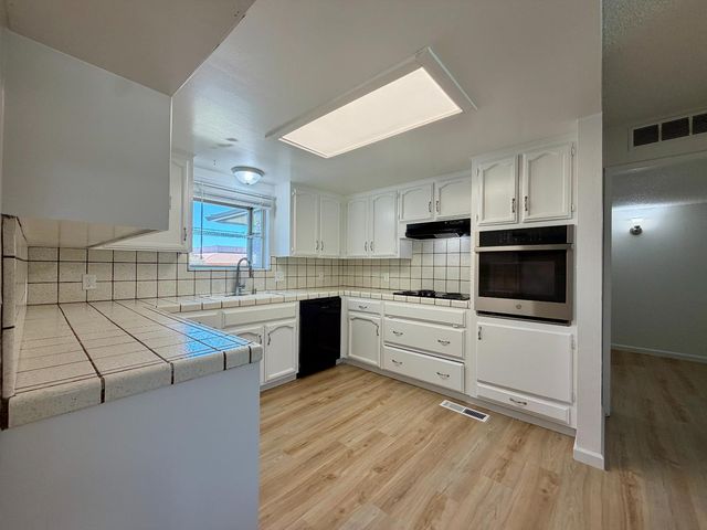 2096 E Sierra Avenue, Fresno, CA 93710