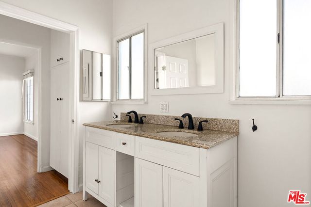 1064 S Hayworth Avenue, Los Angeles, CA 90035