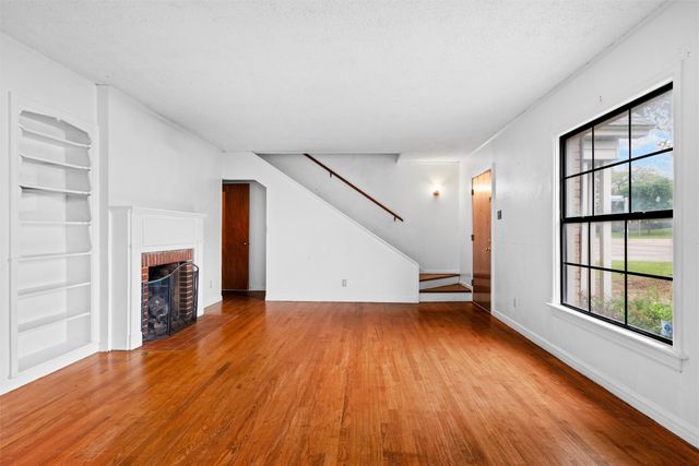 101 W Park Row Drive, Arlington, TX 76010