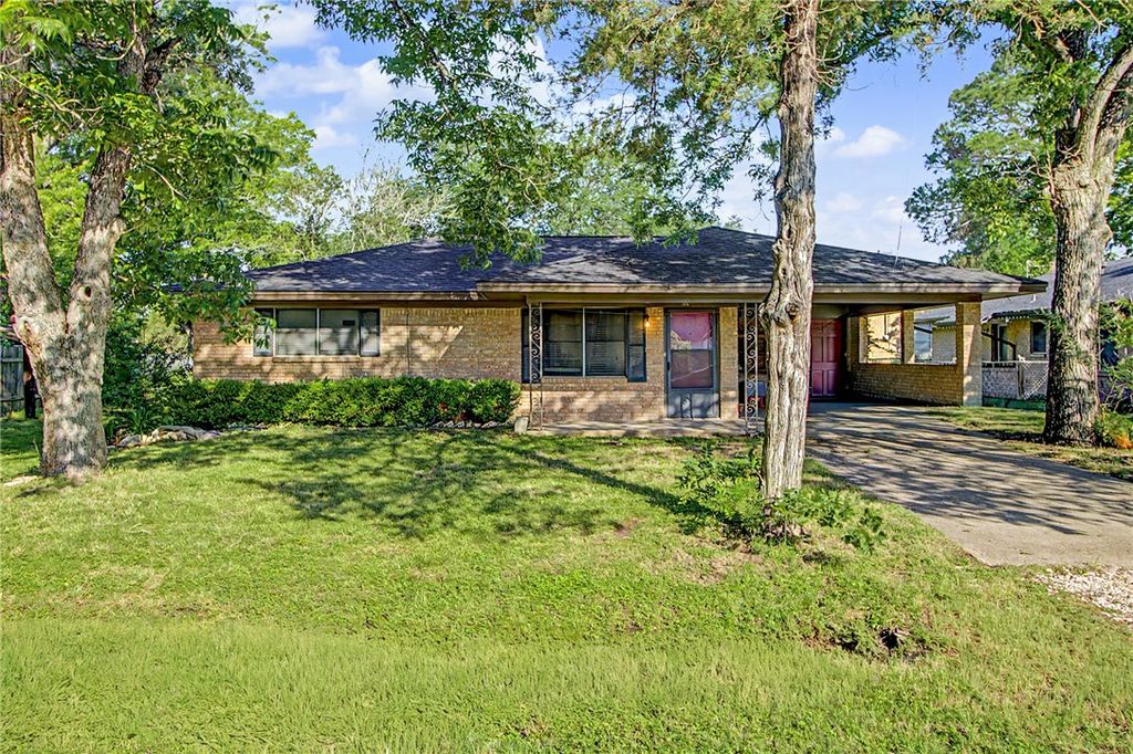 1102 West 9th Street, Caldwell, TX 77836