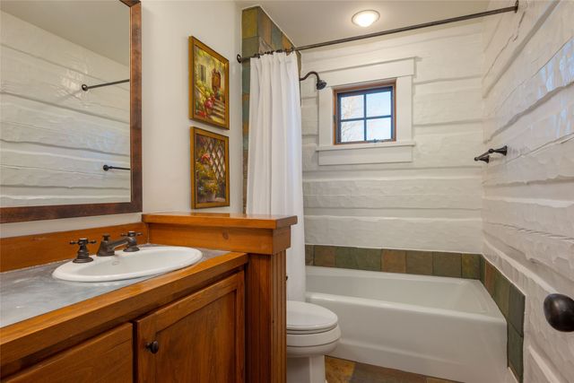 12 Via Estancia, Santa Fe, NM 87506