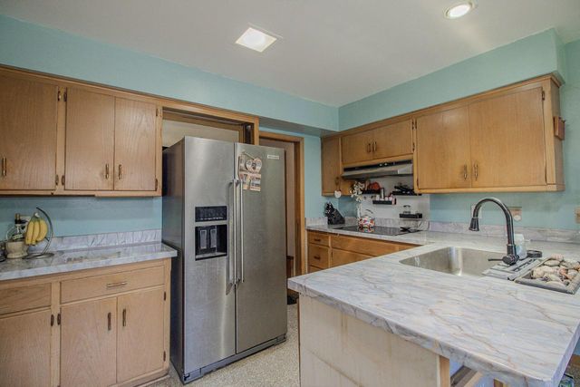 8146 W Raymond LANE, West Allis, WI 53219