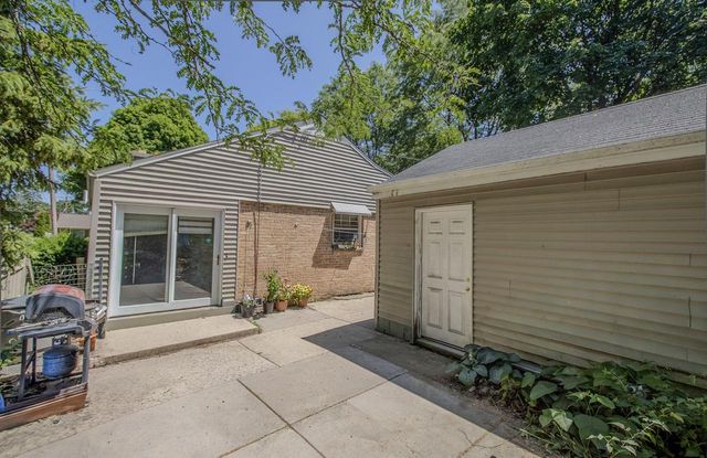 8146 W Raymond LANE, West Allis, WI 53219