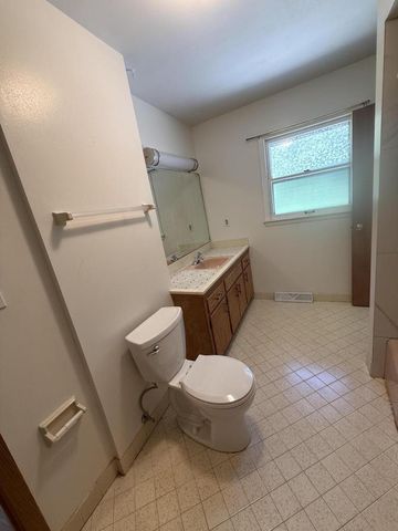 8414 S Verdev DRIVE, Oak Creek, WI 53154