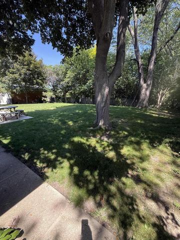 8414 S Verdev DRIVE, Oak Creek, WI 53154