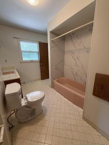 8414 S Verdev DRIVE, Oak Creek, WI 53154
