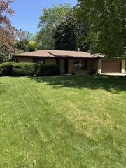 8414 S Verdev DRIVE, Oak Creek, WI 53154