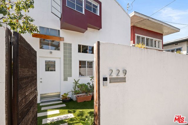 229 San Juan Avenue, Los Angeles, CA 90291