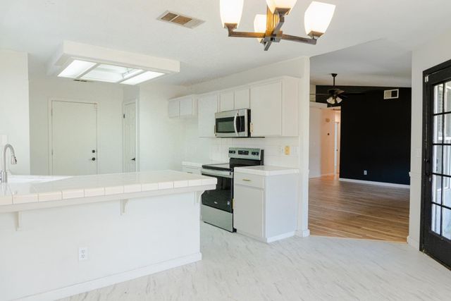 5430 W Fedora Avenue, Fresno, CA 93722