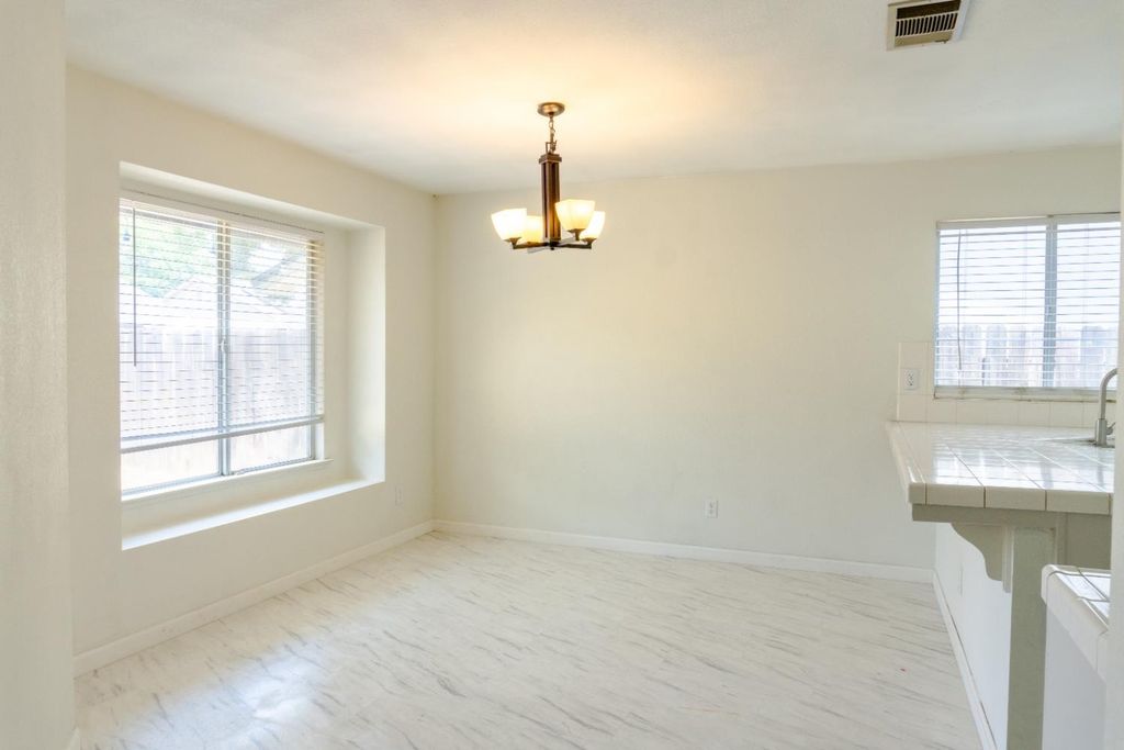 Image 4 of property listing at 5430 W Fedora Avenue, Fresno, CA 93722
