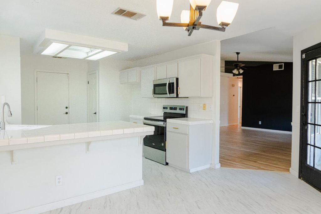 Image 5 of property listing at 5430 W Fedora Avenue, Fresno, CA 93722