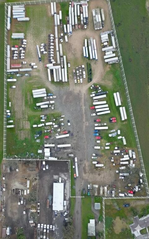 Image 1 of property listing at 5912 S Cedar, Fresno, CA 93725