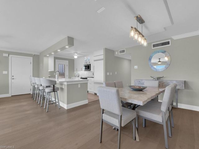 222 Harbour DR 103, Naples, FL 34103