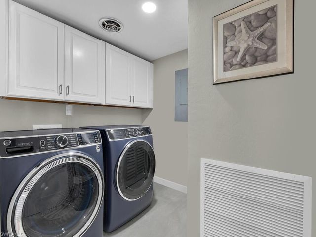 222 Harbour DR 103, Naples, FL 34103