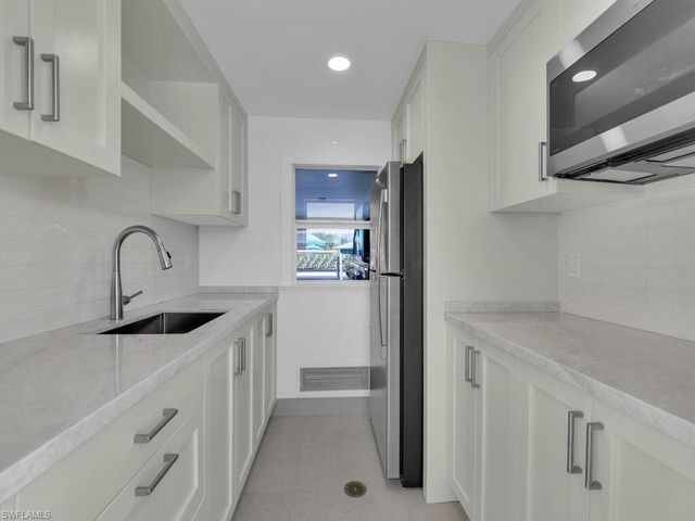 222 Harbour DR 103, Naples, FL 34103