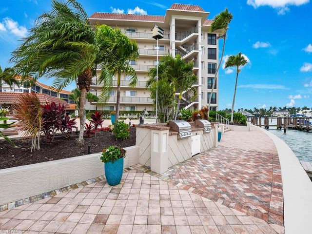 222 Harbour DR 103, Naples, FL 34103