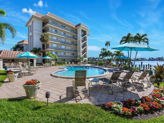 222 Harbour DR 103, Naples, FL 34103