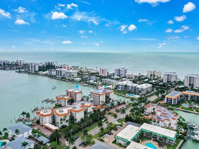 222 Harbour DR 103, Naples, FL 34103