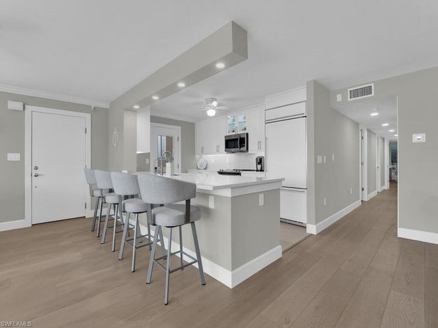 222 Harbour DR 103, Naples, FL 34103