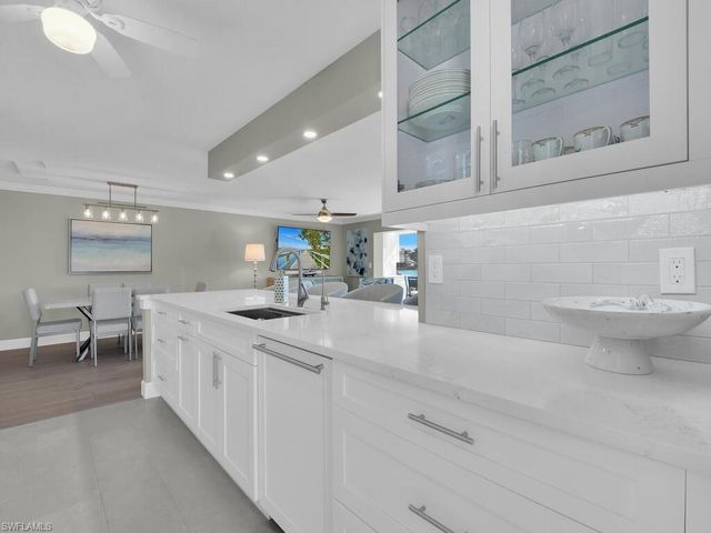 222 Harbour DR 103, Naples, FL 34103