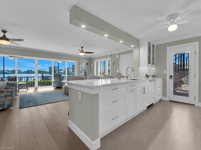 222 Harbour DR 103, Naples, FL 34103