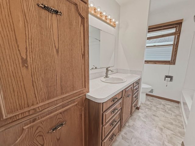 2115 7th Ave NW, Minot, ND 58703